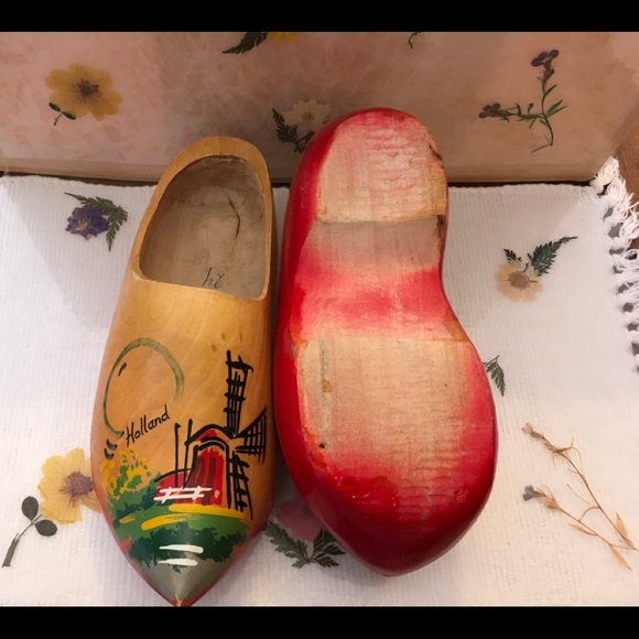 HAND PAINTED WOODEN SHOES FROM HOLLAND - Picture 3 of 3